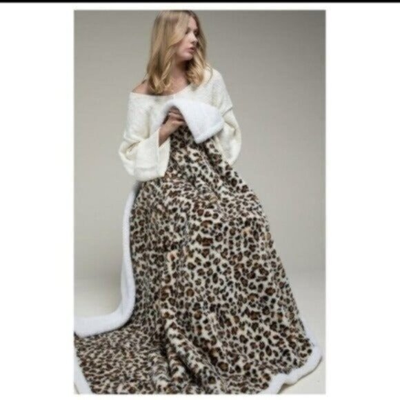 ❌SOLD❌Leopard Print Plush Throw Blanket With Sherpa Lining By Rug & One 50" - Picture 4 of 6